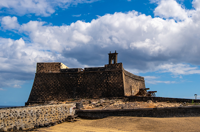 Castillo de piedra con cañones en exhibición en Arrecife, Lanzarote,